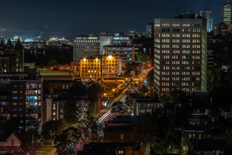 Rue éclairée la nuit, vue d'en haut